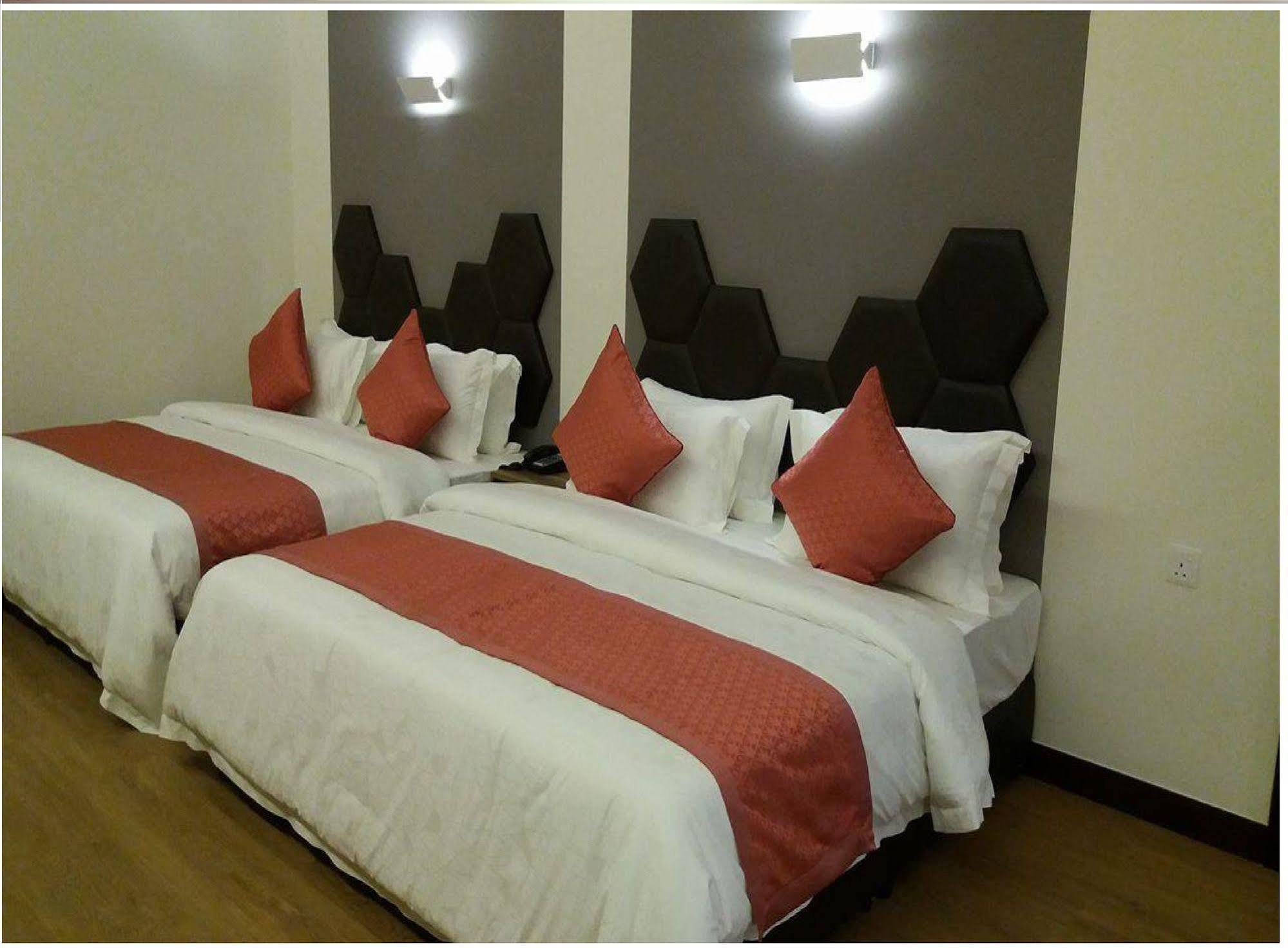 קוצ'ינג Memoire Hornbill Hotel מראה חיצוני תמונה